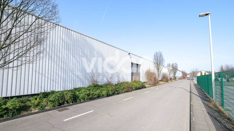 EXKLUSIV | HALLE | RAMPE & EBENERDIG | PARKPLÄTZE | FREIFLÄCHE | VIDAN REAL ESTATE zimmer