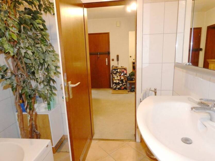 ECHT FAMILIENTAUGLICH - 5- Zimmer Erdgeschoss-Maisonette mit Balkon, Loggia + Terrasse