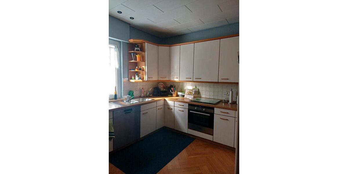 Guterhaltenes freistehendes Drei-Familienhaus mit vier Garagen 9 zimmer