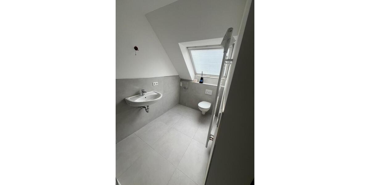 Dachgeschoßwohnung Solingen Central - 4 Zimmer, 80 m&sup2;, 800&euro; | Angebot:26465564