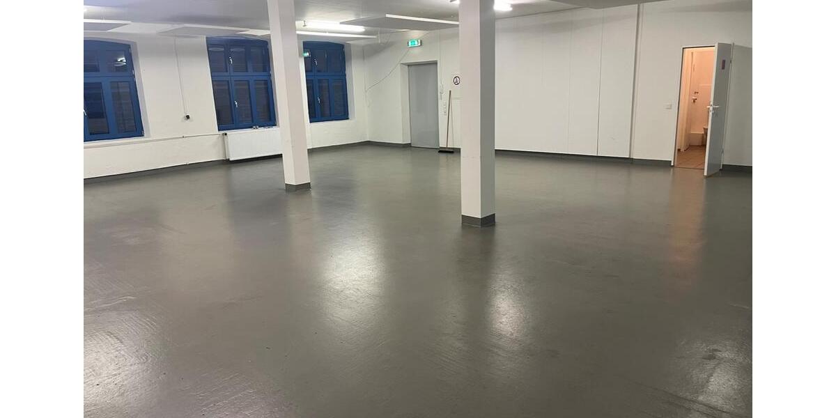 TOP sanierte 400m2 Halle Büros in historischem Ambiente ! zimmer
