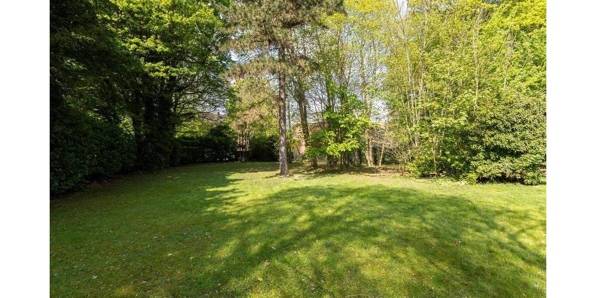 Freistehendes und großzügiges Einfamilienhaus mit weiterem Baufenster und großem Garten am Schloß 6 zimmer