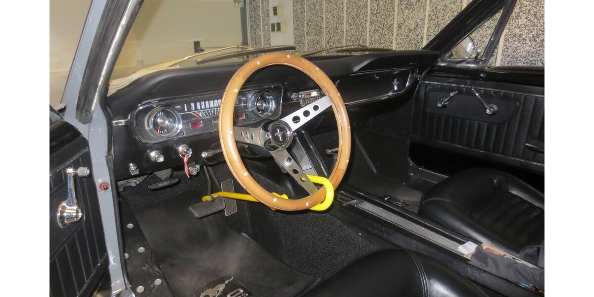 Ford Mustang 10.000 km 34.000 &euro; Remscheid 42853