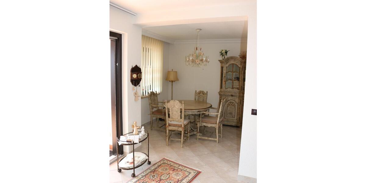 Toll geschnittene Wohnung mit Schwimmbad - provisionsfrei! 4 zimmer