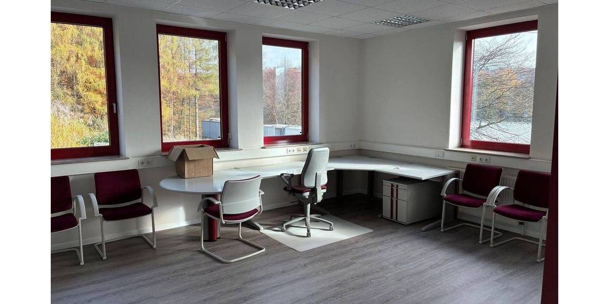 Gewerbeimmobilie Büros & ebenerdige Halle zimmer