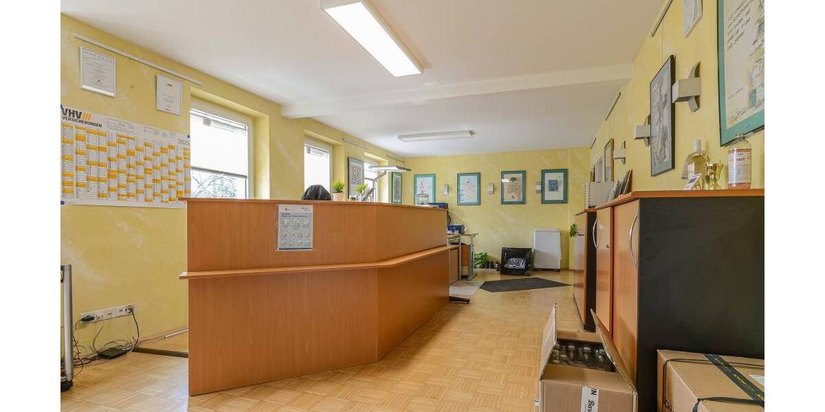 Büroeinheit in Schlebusch * in 1995-2005 saniertem Wohn-Geschäftshaus * 3 WE- + 3 GWE * 1.OG * 4 Stellplätze 4 zimmer