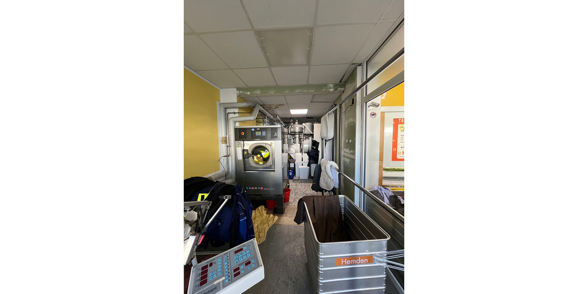 Investorenobjekt mit 3 Wohnungen, 2 Ladenlokalen und Erweiterungsmöglichkeiten zimmer