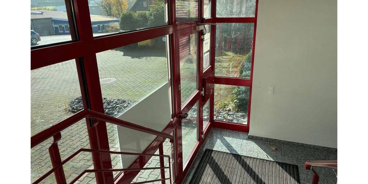 Gewerbeimmobilie Büros & ebenerdige Halle zimmer