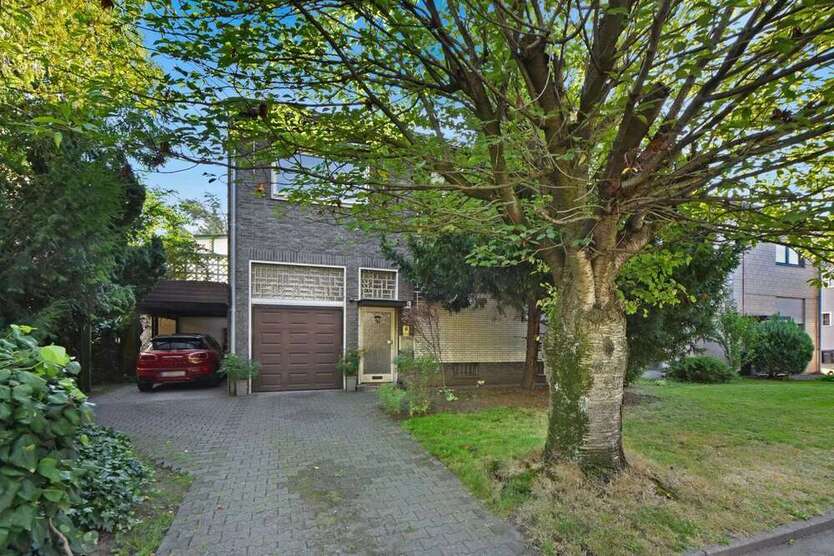 Haus zum Kaufen in Düsseldorf 99.900 € 151 m²
