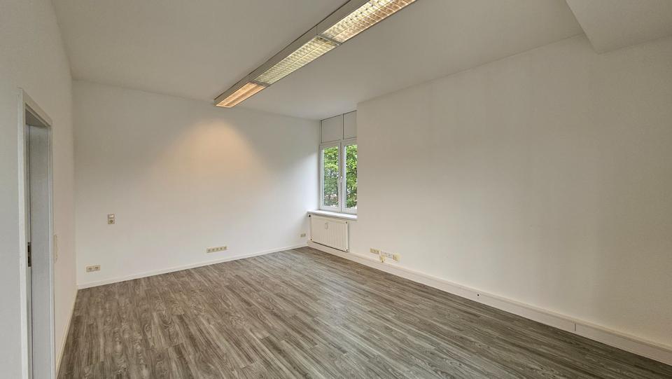 42 qm Lagerfläche mit 32 qm Bürofläche in Remscheid Lennep zimmer