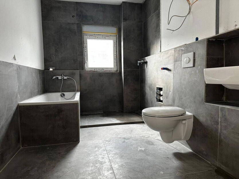 3,5 Zimmer-Neubau-Wohnung, Aufzug, Barrierefrei mit günstigen Sonnen-Energie (A+)