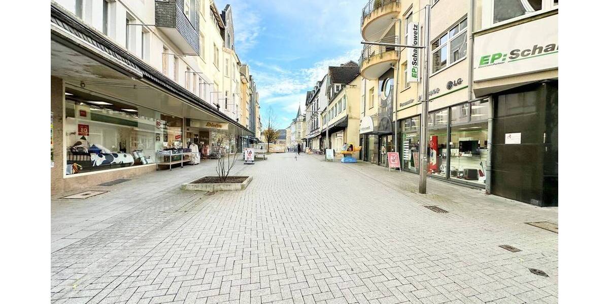 Großzügige 3,5-Zimmer-Dachgeschosswohnung mit Balkon, zwei Bädern und Ausbaupotenzial im Dachboden 3 zimmer