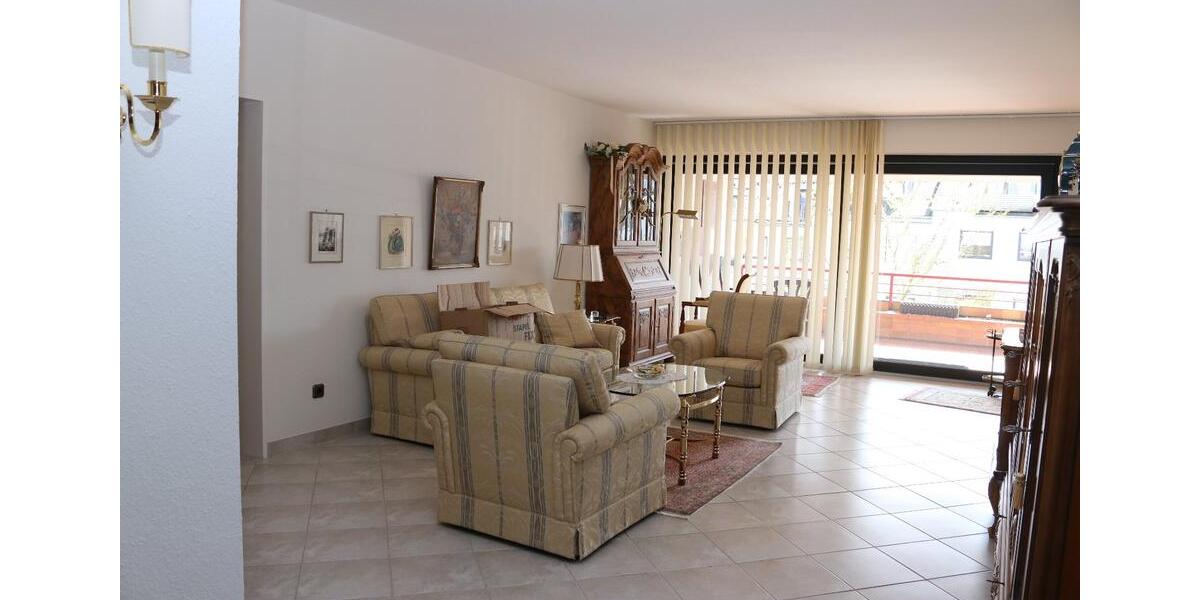 Toll geschnittene Wohnung mit Schwimmbad - provisionsfrei! 4 zimmer