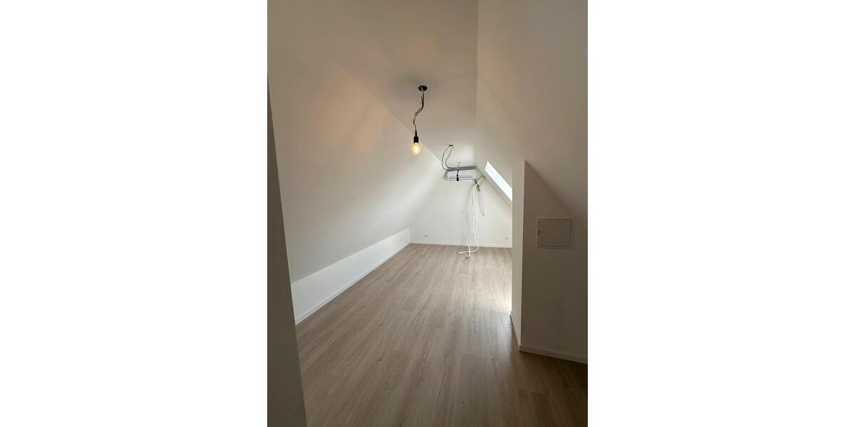 Moderne 3- Zimmerwohnung DG Wohnung mit klimatisierten Spitzboden 3 zimmer