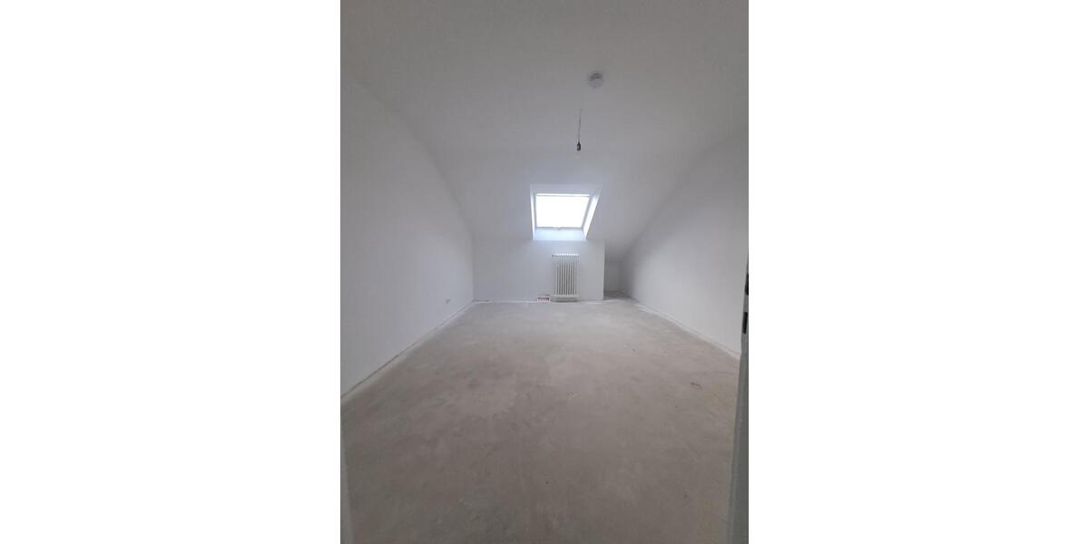 3-Zimmer-DG-Wohnung - Erstbezug nach Sanierung - Nähe Klinikum 3 zimmer