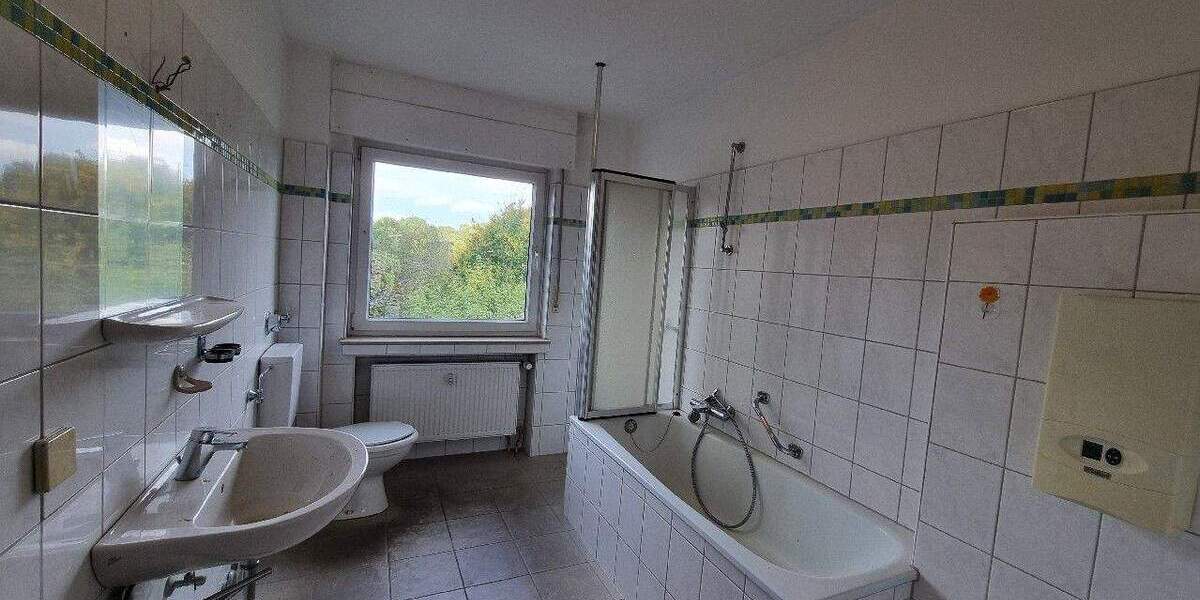 GEPFLEGTES ZWEI BIS DREIFAMILIENHAUS MIT GARTEN UND GARAGE IN SOLINGEN RUHIG GELEGEN 8 zimmer