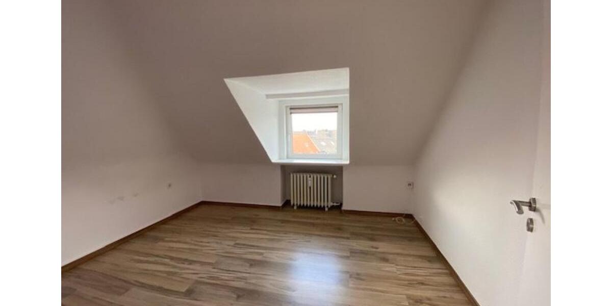 SCHÖNE HELLE DG-WOHNUNG renoviert IN SUPER LAGE 4 zimmer
