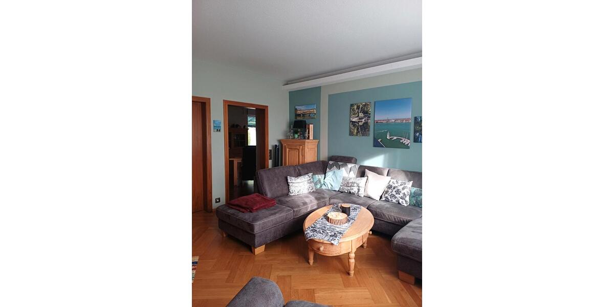 Guterhaltenes freistehendes Drei-Familienhaus mit vier Garagen 9 zimmer