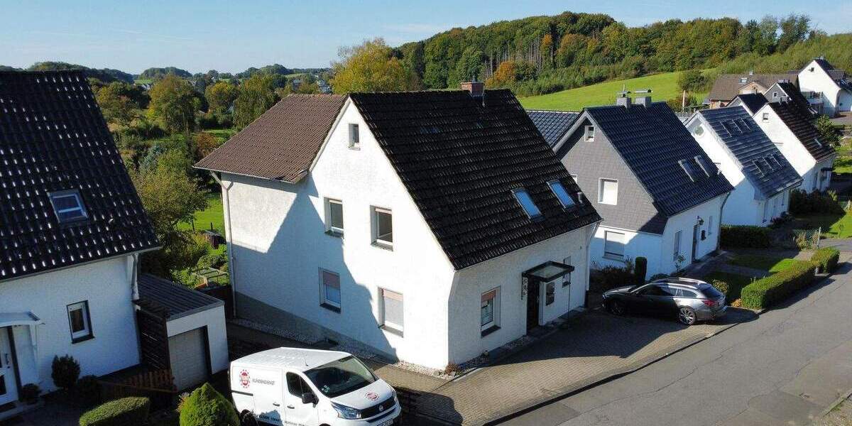 Freistehendes Zweifamilienhaus mit großem Grundstück 6 zimmer