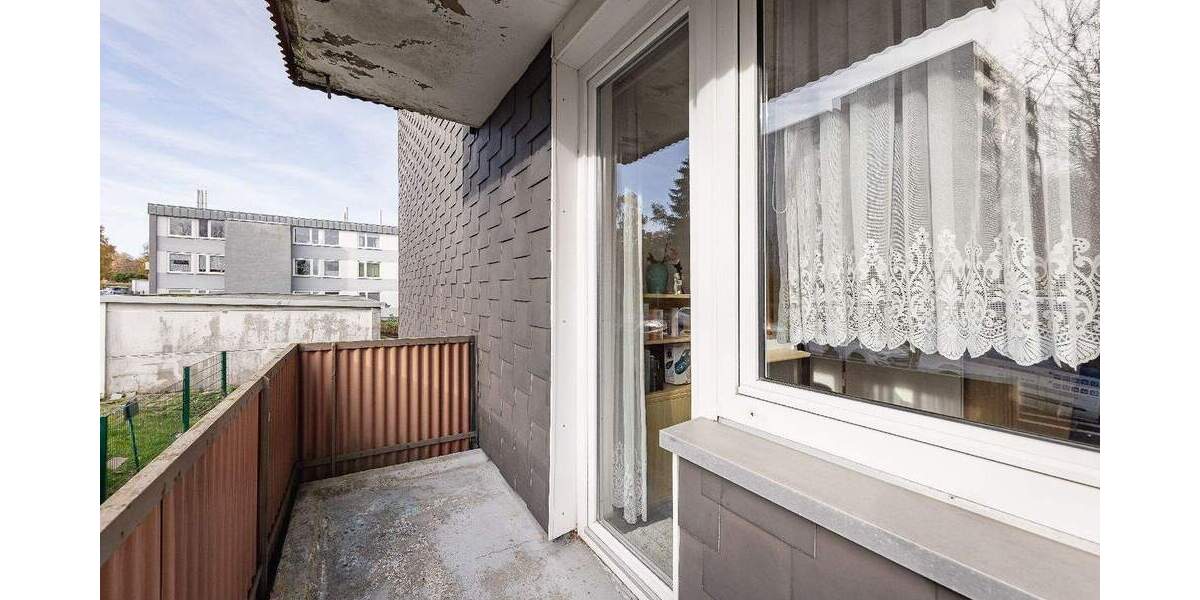 Verlässlich vermietet: Eigentumswohnung mit zwei Loggien und mehreren Stellplätzen 3 zimmer