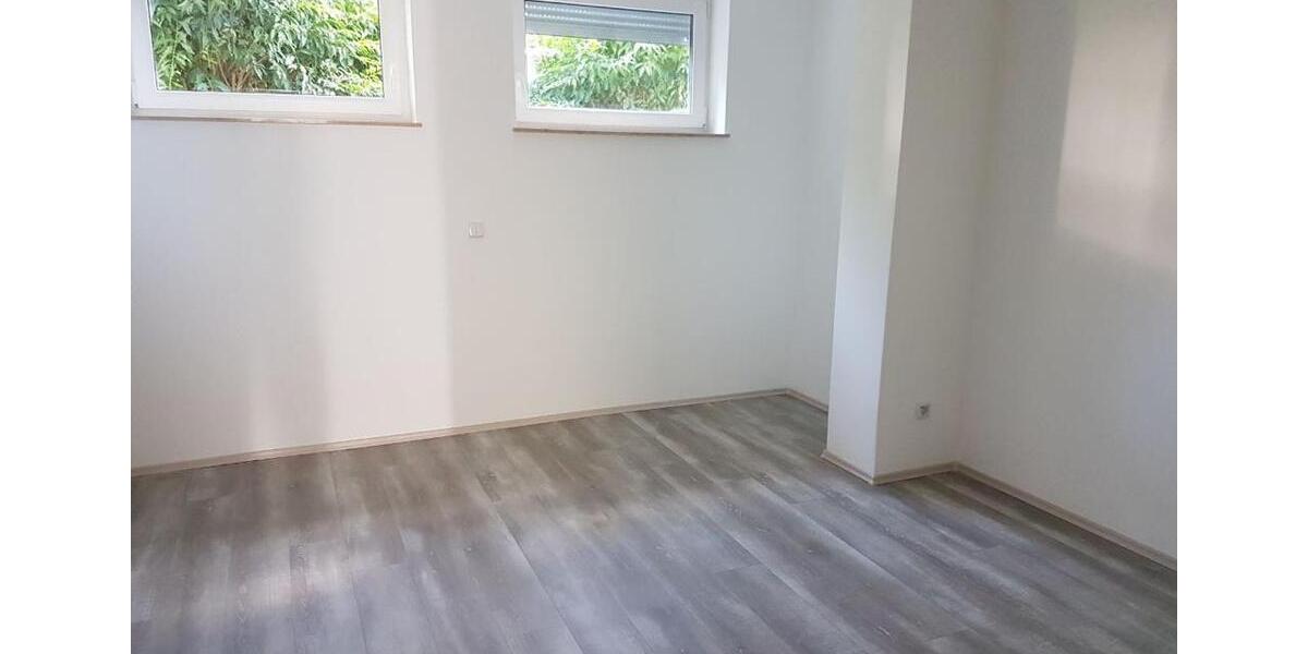 Laden Wohnung + 2 Garagen zu Verkaufen 2.5 zimmer