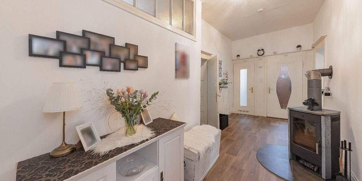 Mit Erbpacht: Zweifamilienhaus mit zwei Eingängen sowie tollem Garten und Garage in beliebter Lage 9 zimmer