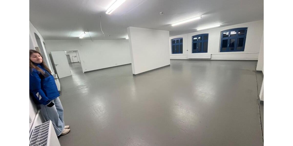 TOP sanierte 400m2 Halle Büros in historischem Ambiente ! zimmer