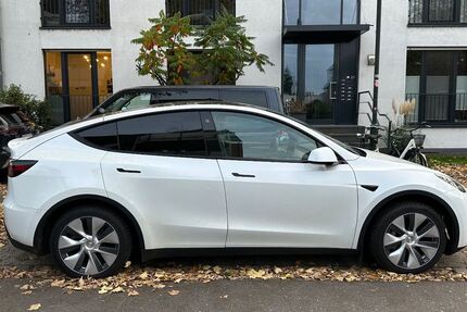 Tesla Model Y 8.240 km 33.950 &euro; Düsseldorf 40221
