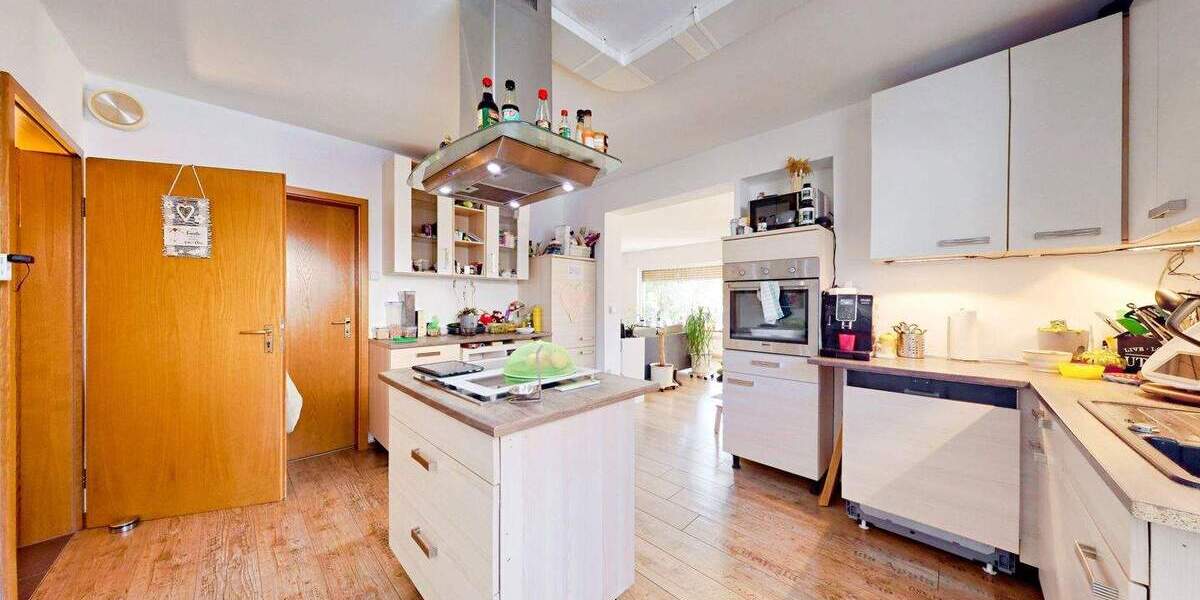 Freistehendes Zweifamilienhaus mit großem Grundstück 6 zimmer