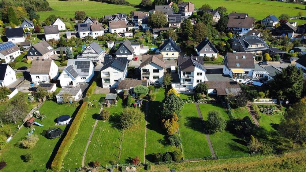 Freistehendes Zweifamilienhaus mit großem Grundstück 6 zimmer