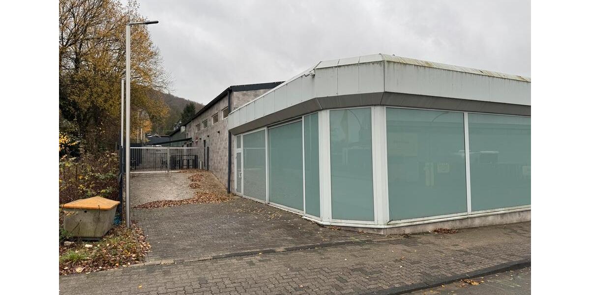 Befahrbare Halle Autohaus Gewerbehalle mit Büro zimmer