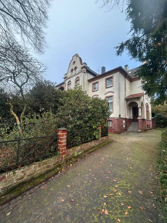 Flexibel nutzbares Zweifamilienhaus im Villenstil mit Wintergarten, BalkonLoggia und uneinsehbarem Garten in der Parkstraße mit Altlasten
