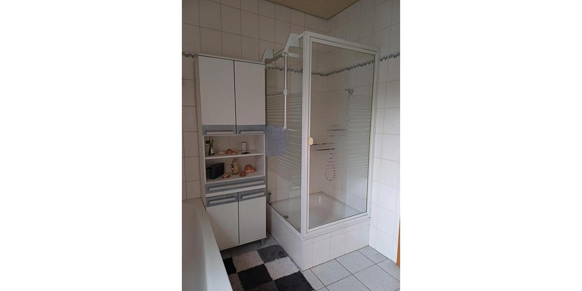 Guterhaltenes freistehendes Drei-Familienhaus mit vier Garagen 9 zimmer