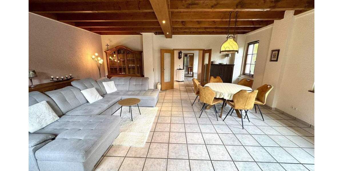 Großes Einfamilienhaus mit Einliegerwohnung und Nebenhaus in Quettingen 6 zimmer