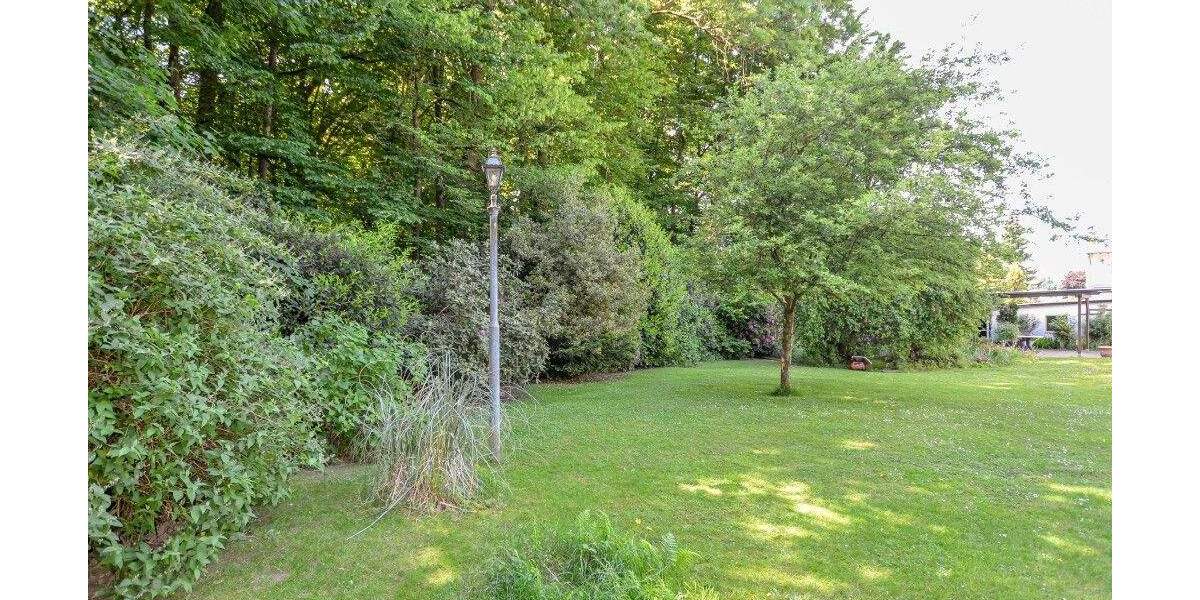 Großzügige 2 Familien-DHH mit Aufstockungs- und Anbaumöglichkeiten * ca. 1.848 m² parkähnlicher Grund mit Direktangre... 6 zimmer