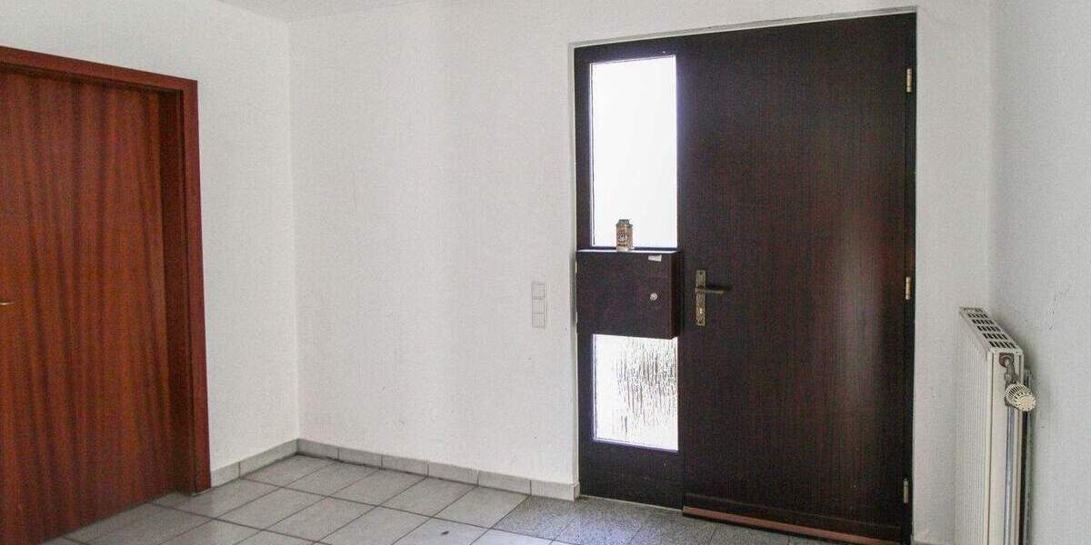 Aufgeteiltes Wohn- und Bürohaus in Sackgassenlage mit Tiefgarage und großem Naturgarten 1 zimmer