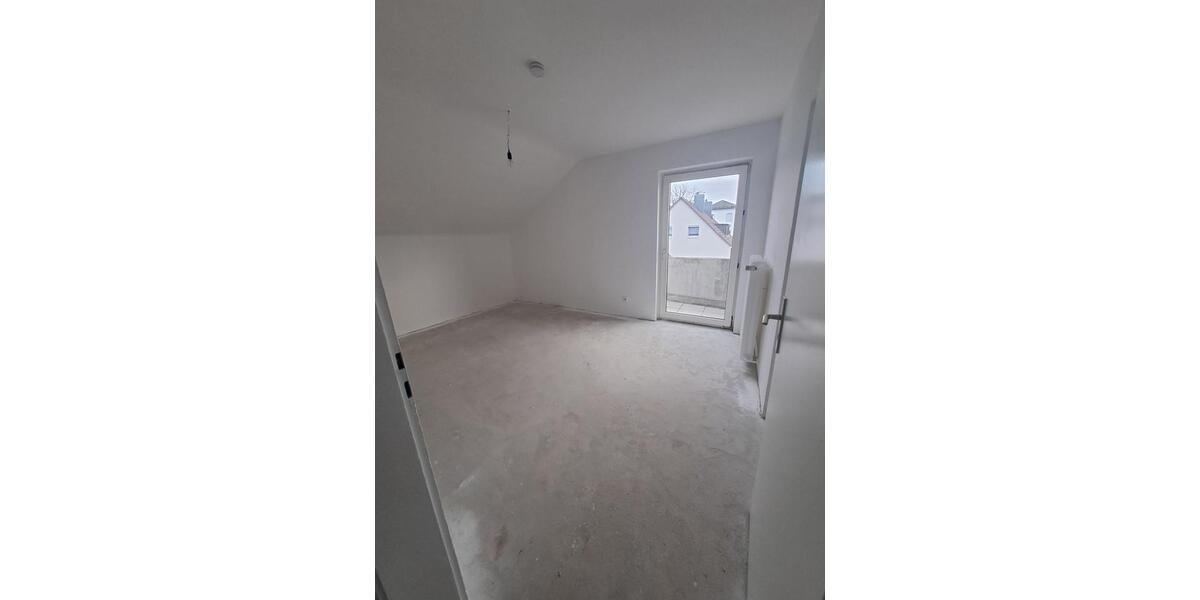 3-Zimmer-DG-Wohnung - Erstbezug nach Sanierung - Nähe Klinikum 3 zimmer