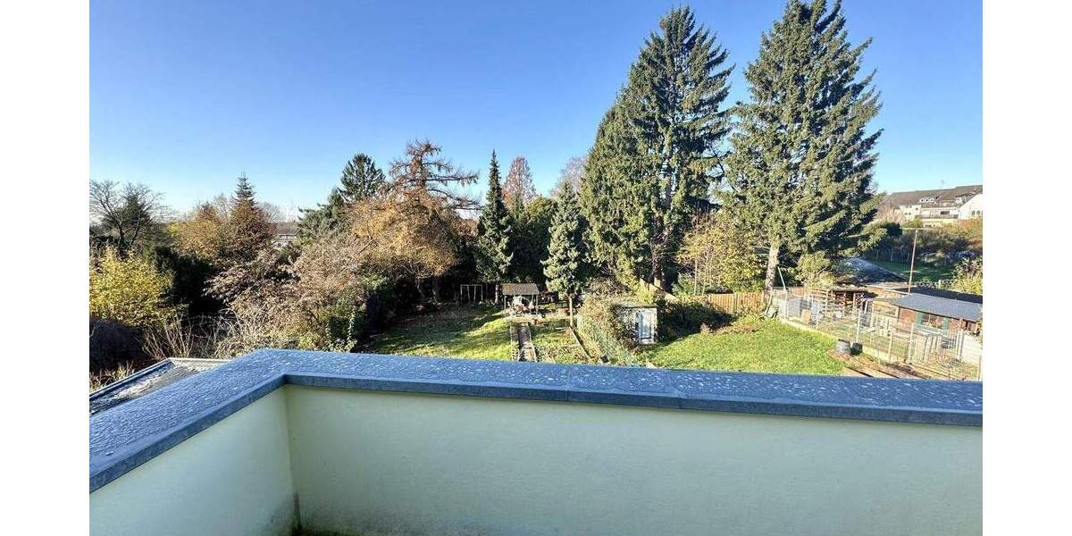 Zentrale Dachgeschosswohnung mit schönem Ausblick in Lev-Quettingen 4 zimmer