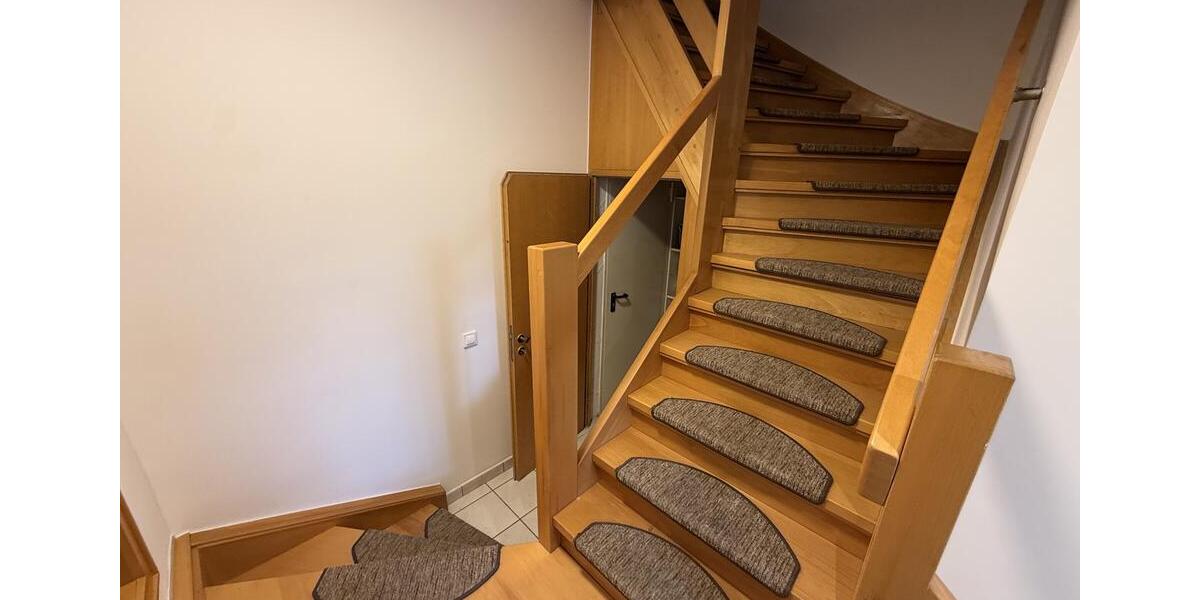 Großzügige Maisonette-Wohnung mit Parkett, Einbauküche & Hobbyräumen 5 zimmer