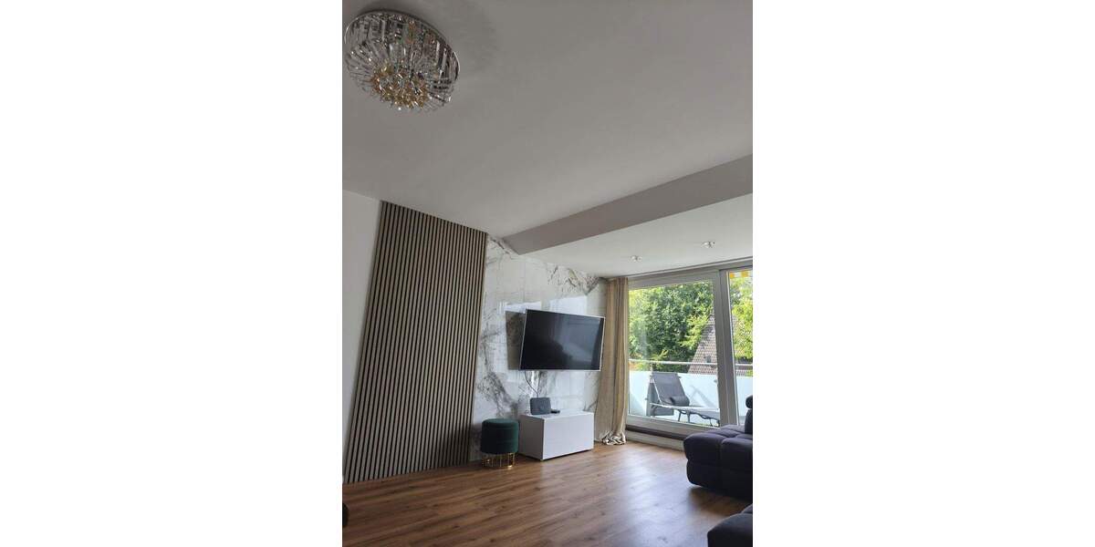 Lichtdurchflutete Wohnung mit Garage, Kamin und eigenem Garten im freistehendem Haus 3 zimmer