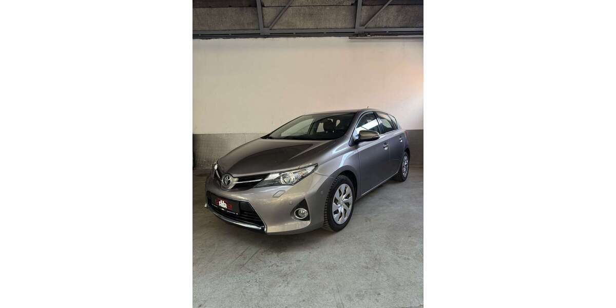 Toyota Auris 108.654 km 9.300 &euro; Solingen 42719