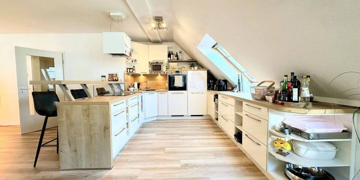Großzügige 3,5-Zimmer-Dachgeschosswohnung mit Balkon, zwei Bädern und Ausbaupotenzial im Dachboden 3 zimmer