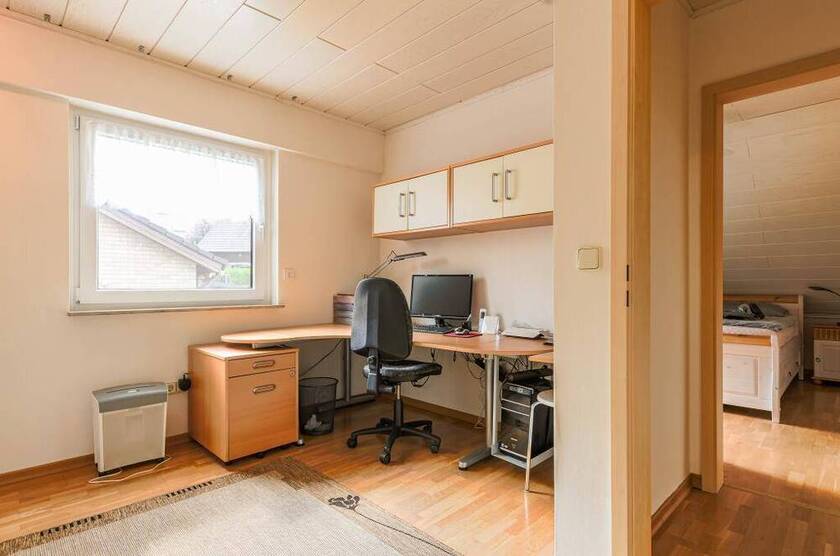 Doppelhaushälfte in ruhiger Sackgassenlage * ca. 180 m² Wohn-Nutzfläche * 5 Zimmer * Kaminofen * Einbauküche * Garte...