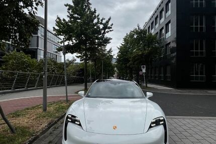 Porsche Taycan 15.000 km 62.700 &euro; Düsseldorf 40211