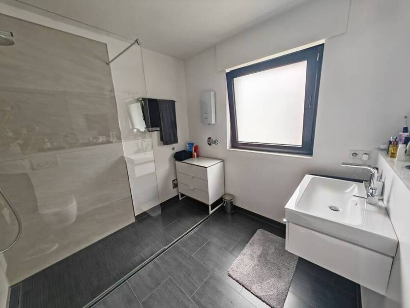 Hochwertige 3-Zimmerwohnung in Toplage mit Küche und Stellplatz!