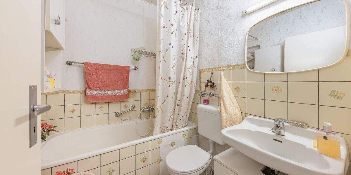 Verlässlich vermietet: Eigentumswohnung mit zwei Loggien und mehreren Stellplätzen 3 zimmer