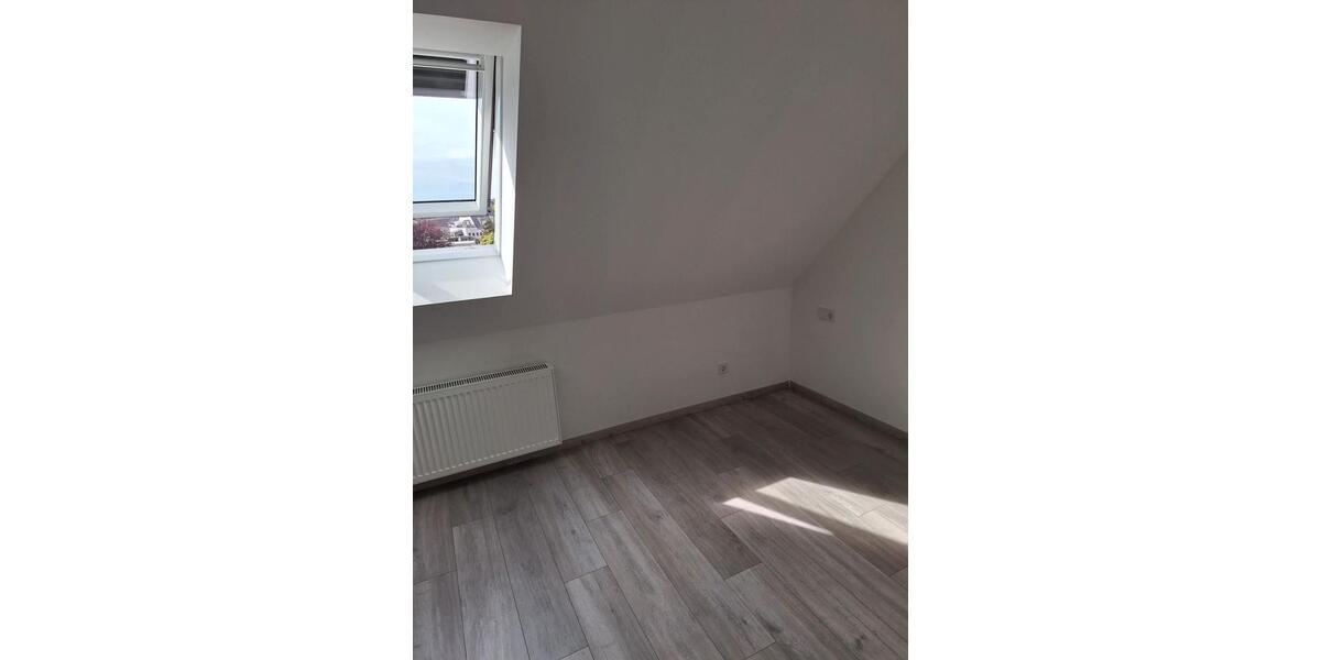 Dachgeschoßwohnung Langenfeld (Rheinland) - 2 Zimmer, 70 m&sup2;, 1.200&euro; | Angebot:26214129
