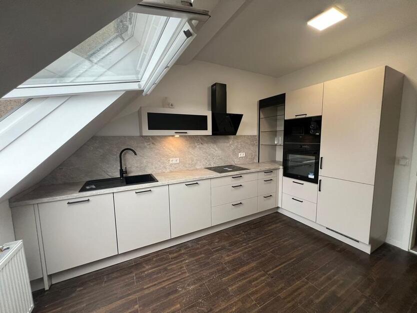 2,5 Zimmer Wohnung + 40qm Dachboden zu verkaufen