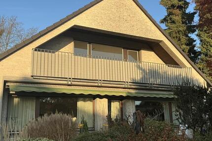 Gemütliche Dachgeschosswohnung mit Balkon in ruhiger Lage von Langenfeld. In einem gepflegten 2-Parteien-Haus aus dem Baujahr 1971 befindet sich diese wunderschöne 3-Zimmer-Dachgeschosswohnung in... 3 zimmer