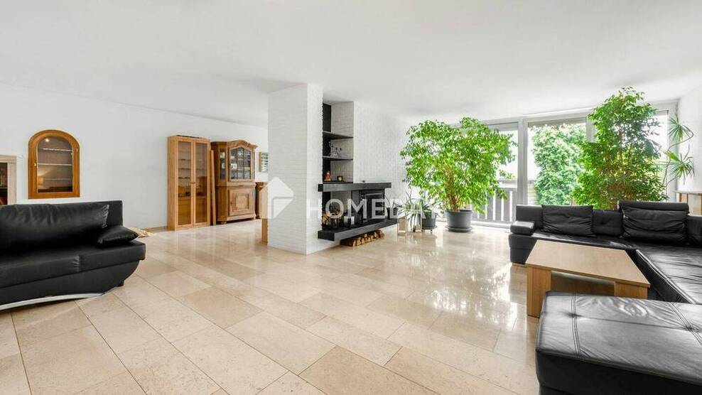 Modernisierte Erdgeschoßwohnung mit Kamin, Massagedusche & privatem Garten - Wohnen mit Stil